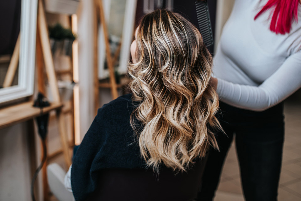 Coupe mèches blondes